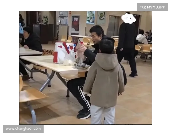 韦东奕重返故里,父母罕见亮相!艰苦的老家依然是毛坯房,妈妈朴素不讲究 韦东奕重返故里,父母罕见亮相!艰苦的老家依然是毛坯房,妈妈朴素不讲究